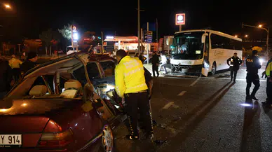 Turistleri taşıyan otobüs ile otomobil çarpıştı: 2 ölü, 3 yaralı