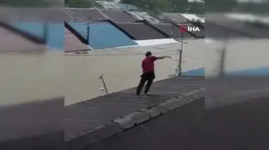 İnsanlar çatılara çıkarak kurtulmaya çalıştı: Tayfun her yeri yerle bir etti