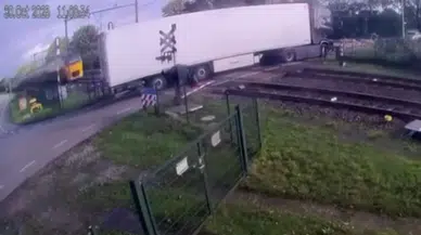 Yolcu treni ve tır: Korkunç kaza anı kamerada