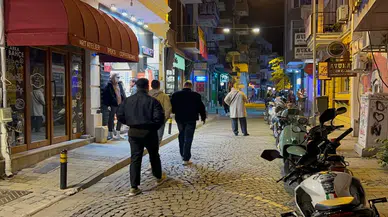 Türkiye dört bir yandan sallanıyor: Çanakkale'de vatandaş geceyi sokakta geçiriyor