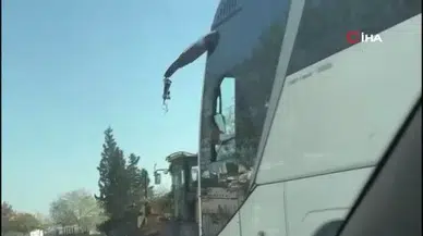 Kırılan aynayı eliyle tutup yolculuğa devam etti: O anlar kamerada