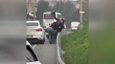 Böyle kavga görülmedi: Kaskla adamı dövdü