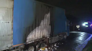 Otoyolda kamyon alev alev yandı