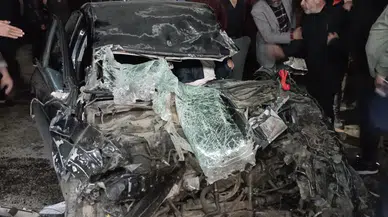 O anda nefesler tutuldu: Sürücü sıkıştığı yerden böyle kurtarıldı