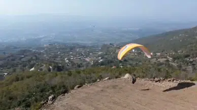 Renkli festivalde korkunç an: Paraşütçü kayaya böyle çarptı