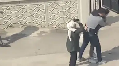 Yol kavgası: Erkek yumrukla kadın terlikle