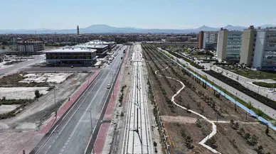 Konya'da raylar yere indi: 50 yıl dayanacak bariyer yükseliyor