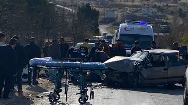 Konya'da otomobil hafif ticari araçla çarpıştı: 3 yaralı