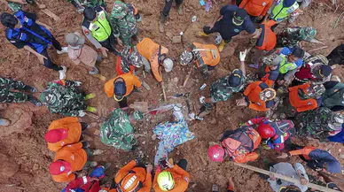 Endonezya'da heyelan faciası: Çok sayıda ölü ve yaralı var