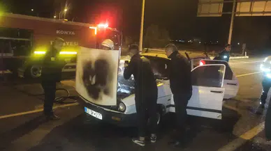 Konya'da kırmızı ışıkta bekleyen otomobilde yangın çıktı