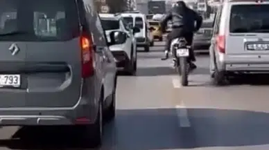 Motosikletlinin motosiklet üzerindeki garip dansı