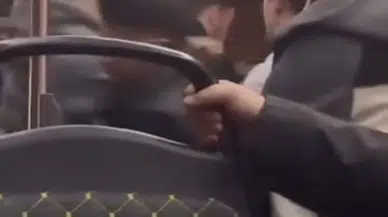 Herkes baktı kaldı: Otobüste yumruk yumruğa kavga kamerada