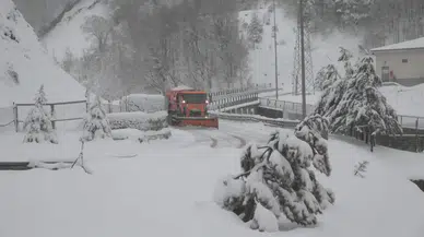 Kış beyaz örtüyle geldi: Kar yağışı başladı