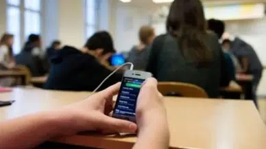 Liselerde cep telefonunu yasaklıyor: Amaç açıklandı