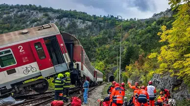 İki tren kafa kafaya çarpıştı: Çok sayıda yaralı var
