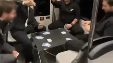 Metroda şaşırtan görüntü: Gençler masa kurup oyun oynadı