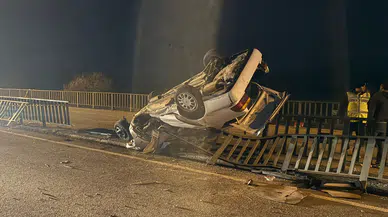 Köprü demirlerine çarpan araç hurdaya döndü: 1 ölü, 3 yaralı