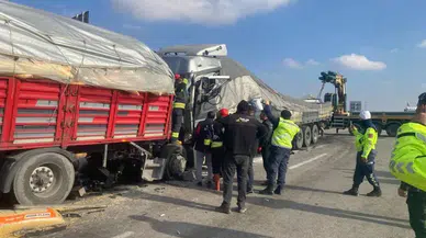 Konya'da feci kaza! Tırlar birbirine girdi ölü ve yaralılar var