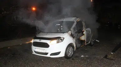 Konya'da bir kişi ailesine kızıp park halindeki aracını yaktı