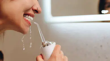 Ağız duşu nedir: Diş ve ağız bakımından yeni tartışma