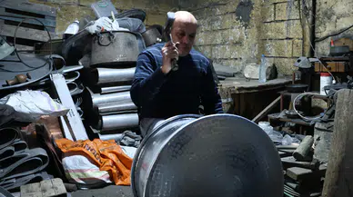 Bakır ustalarının çekiç sesleri asırlık çarşıda yankılanıyor