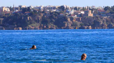 Türkiye'de kar alarmı verilirken Antalya'da deniz sefası