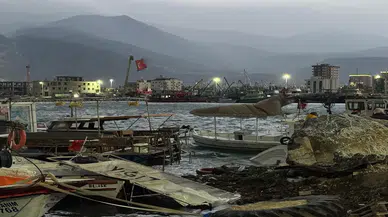 Şehri fırtına vurdu: Çok sayıda tekne alabora oldu
