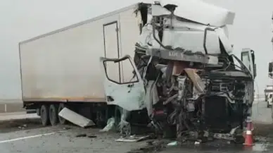 Konya'da tır yol kenarındaki tırın dorsesine çarptı: 1 yaralı