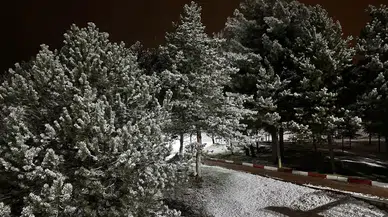 Konya'ya mevsimin ilk karı yağdı: Beyaza bürünen kent merkezi böyle görüntülendi