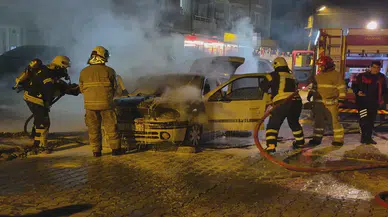 Kimse bir şey yapamadı: Otomobil duman duman böyle yandı