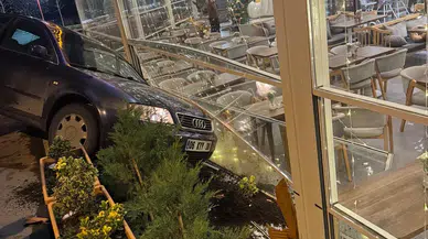 Kontrolden çıkan otomobil kafeteryaya girdi: Saniyelerle kurtuldular