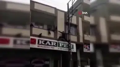 Yürekleri ağza getiren an: Çocuk balkonda böyle asılı kaldı