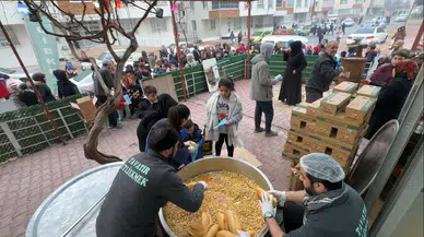 Şivlilikte tantuni dağıttı: Konya'da gelenek sürüyor