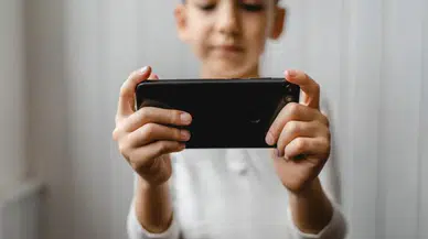 Akıllı telefonlar çocukların ruh sağlığını geriletiyor