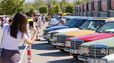 Meram'da 82 araç ile klasik otomobil rüzgârı esiyor