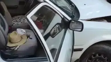 Otomobil kuaför dükkanına daldı