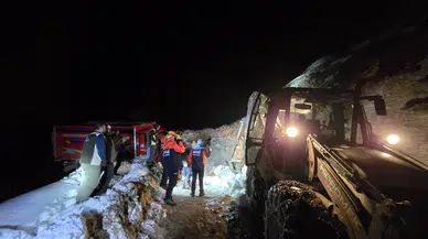 Yaylada 6 aracın üzerine çığ düştü