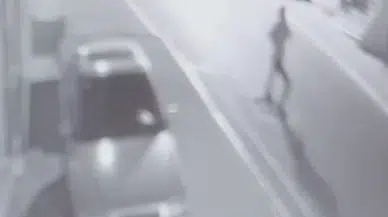 El yapımı patlayıcıyı sokak ortasında patlattı