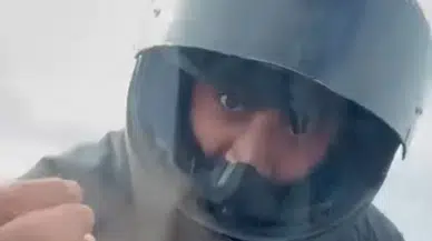 Motosikletli kadın avukatın aracını yumrukladı: O anlar kamerada