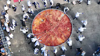 Dünya şaşkın: Bin 930 kilo sucuklu yumurta pişirildi