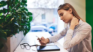 Herkes için yeni tehlike: Cep telefonu kamburluğu