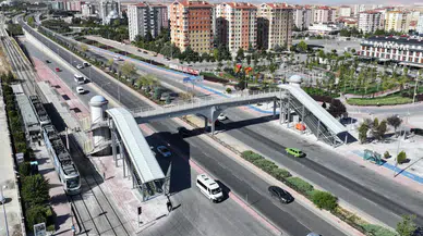 Üniversite öğrencileri için konfor: Yaya üst geçide yürüyen merdiven