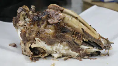 16 saatte pişiriliyor, dakikalar içerisinde tüketiliyor