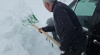 Çığ faciası son anda atlatıldı: Araçtaki aile ölümden döndü