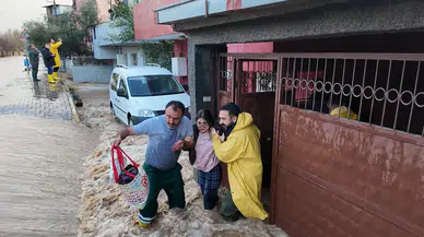 Yaşamla ölüm arasında gidip geldiler: Sel böyle vurdu