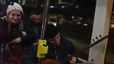 Toplu taşıma otobüsünde bir ilk: Yol uzun olunca sanatçı sazı eline aldı