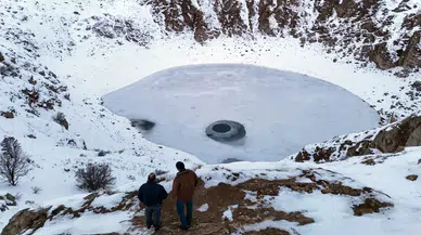 Güneşin konumuna göre renk değiştiren Anadolu'nun nazar boncuğu dondu