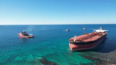 Denizde kurtarma operasyonu: Dev Rus gemisi böyle karaya oturdu