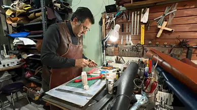 Konya'da el emeğiyle deri, ebru ve el işçiliği aynı kordonda buluşuyor