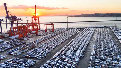 Bu görüntüler Türkiye'de çekildi: Binlerce sıfır araç bekliyor